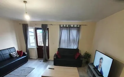 4 Bed House Sleeps 12 - Private Garden - Parking