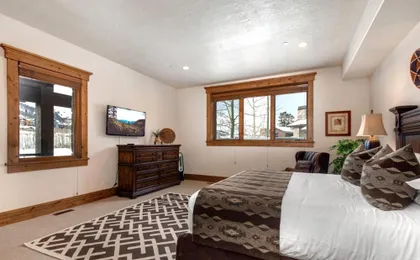 The Lookout 4 Bedrooms PLO-6590 by KBM