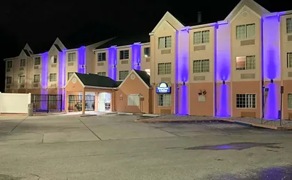 Days Inn & Suites by Wyndham Tampa / Raymond James Stadium