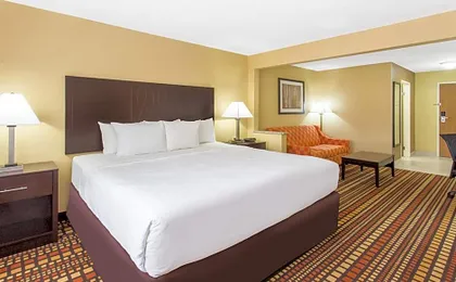 Days Inn & Suites by Wyndham Davenport East