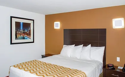 Travelodge by Wyndham Manhasset