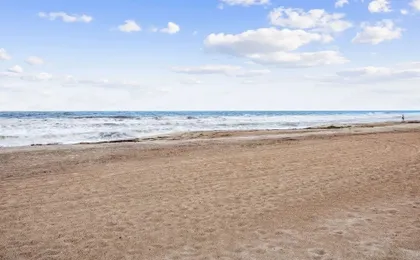 Spacious Beachfront Duplex - Dog Friendly - Downstairs 124 S Fletcher