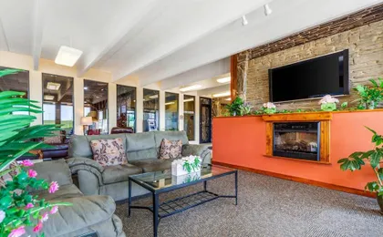 Econo Lodge Inn & Suites