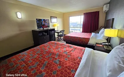 Econo Lodge Inn & Suites Mason City - Clear Lake
