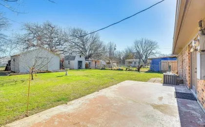 5 Mi to Fort Worth Stockyards: Home w/ Yard!