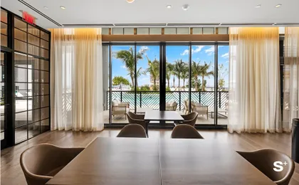 43rd-Floor Skyline Suite - Pool & Gym