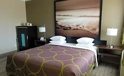 Super 8 by Wyndham Los Angeles-Culver City Area