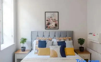 The Eyre Suite Seven - Farringdon - by Frankie