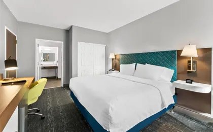 Hampton Inn & Suites Newtown (H)