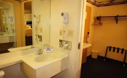 Lincoln Inn Express Hotel and Suites