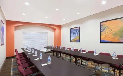 Days Inn & Suites by Wyndham Marquez