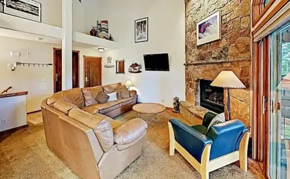 4 O Clock Ski Run Spacious 2 Bedroom Rental - Half Block from Snowflake Lift!