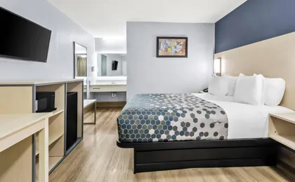 Econo Lodge Inn & Suites