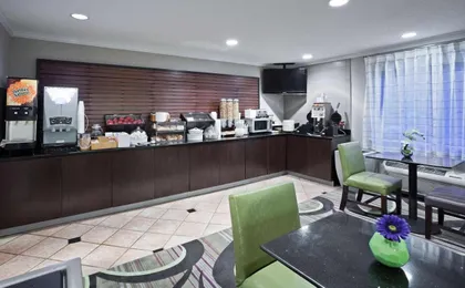 La Quinta Inn & Suites by Wyndham Cleveland Macedonia