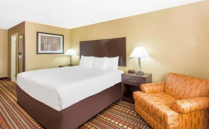 Days Inn & Suites by Wyndham Davenport East