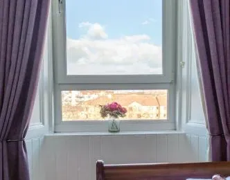 Beautiful City Center 1 Bed Apartment with Park View