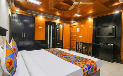 Downtown Travelodge Blue Moon