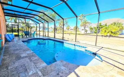 Coral Casa - Amazing Pool House Next to the Beach! 3 Min Walk! Awesome Pool!