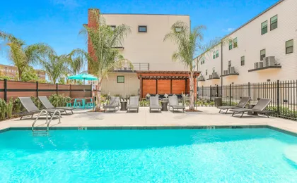 4BR Modern Townhouse in Mid City