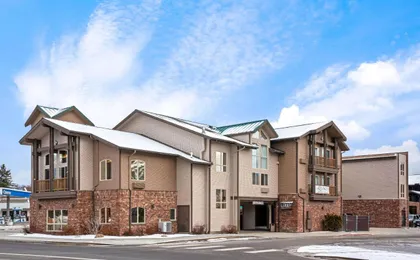 Cedar Street Hotel & Suites