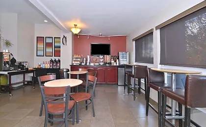 Clackamas Inn And Suites