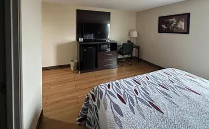 Econo Lodge Inn & Suites