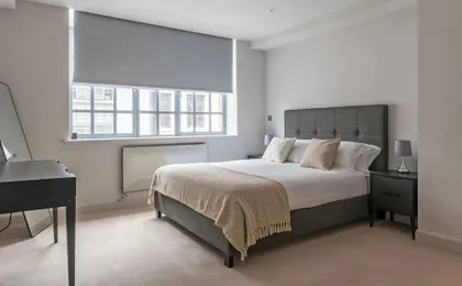 The Eyre Suite Six - Farringdon - by Frankie