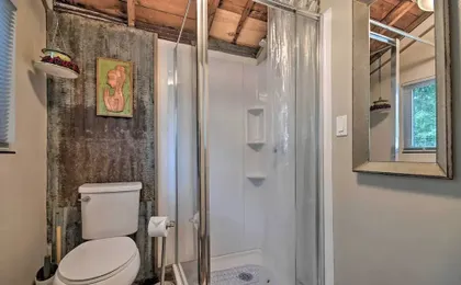 Rustic Chic Home: 1 Mi to Dtwn Hot Springs!