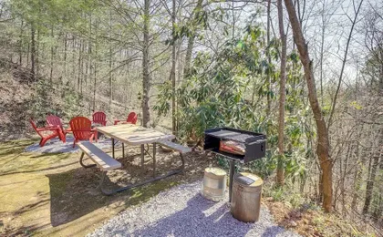 Secluded Sevierville Cabin: Hot Tub & Mtn Views!