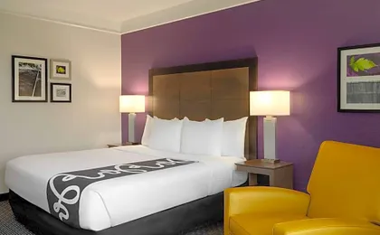 La Quinta Inn & Suites by Wyndham Arlington North 6 Flags Dr