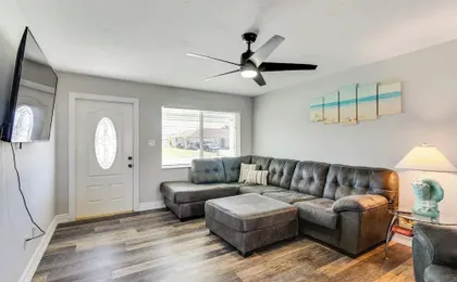 Poolside Retreat 2 Mi to Dtwn Cape Coral