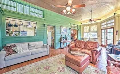 The Lilly House: Historic Glen Rose Home w/ Porch!