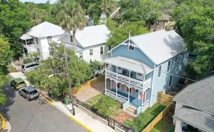 Classic Victorian Home Near Downtown With a Private Pool, Wifi, & Washer/dryer