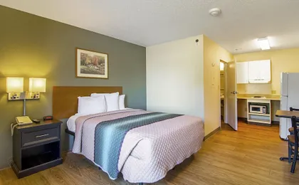 Hometowne Studios by Red Roof Chicago - Waukegan
