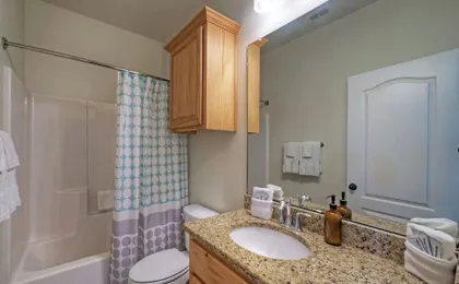 Cole's Cabin by Avantstay Coastal Retreat Pool Access, Balcony, Water Views + Mins to Beach