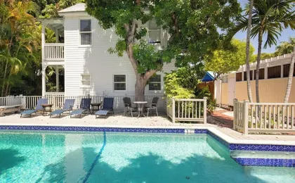 The Grinnell Cottage by Avantstay Shared Pool + Backyard Lounge Charming Cottage Steps to Waterfront Dining