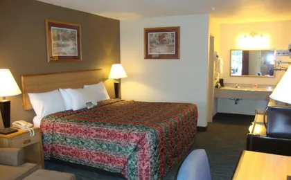 Econo Lodge Inn & Suites