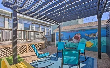 Cozy Beach Bungalow Near Galveston Seawall and Pier