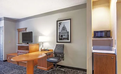 La Quinta Inn & Suites by Wyndham Jackson Airport/Pearl