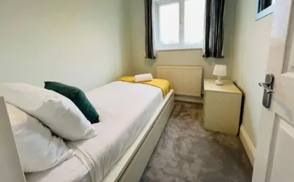 4 Bed House - Sleeps 9 - Garden - Parking - Wifi