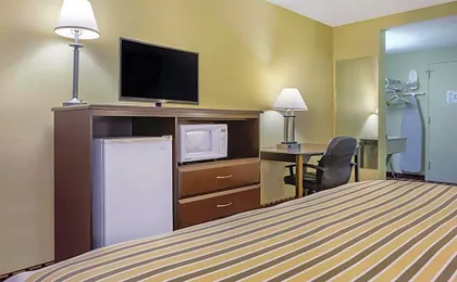Econo Lodge Inn & Suites Triadelphia - Wheeling