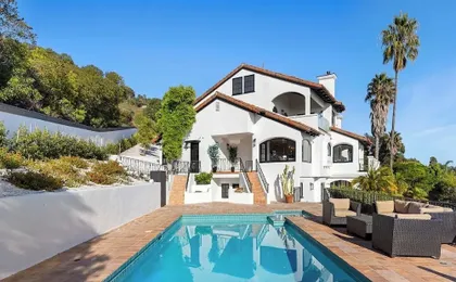 Villa Costera - Tree-lined Tranquility: 3-level Entertainer's Dream