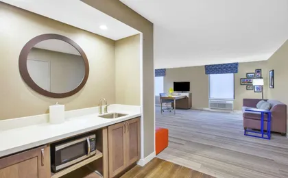 Hampton Inn & Suites Oakwood Village-Cleveland