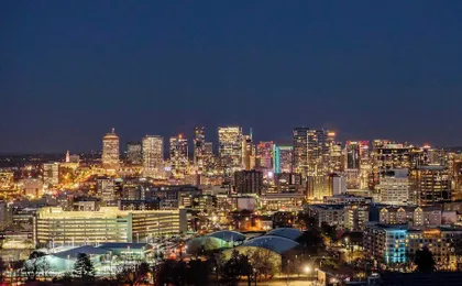 Prime Walkable Midtown Location, Pool, Gym Outlaw s Den by Avantstay