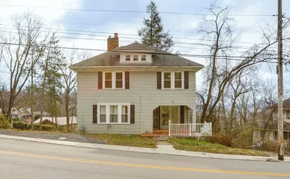 Near University Ave! Pet-friendly 3BR w/ Foosball!
