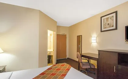 Travelodge by Wyndham Romulus Detroit Airport