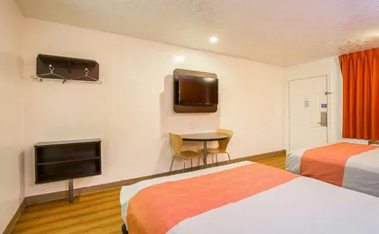 Motel 6 Madisonville
