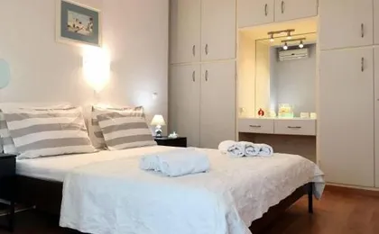A2 Cute Vouliagmeni Apt in a Unique Spot