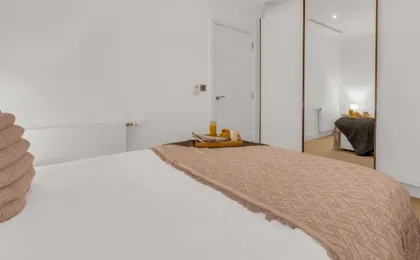 Modern 01 & 02 Bed Apartment in Canary Wharf