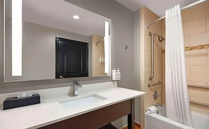 La Quinta Inn & Suites by Wyndham Gonzales LA